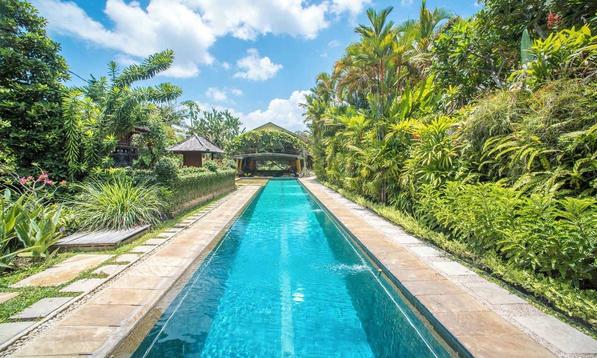 Batubelig Villa | Artist Garden house/home in Batubelig, by the beach, quiet secured high end area