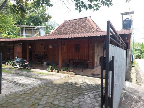 Bangunjiwo House | Banyu Kasongan Homestay