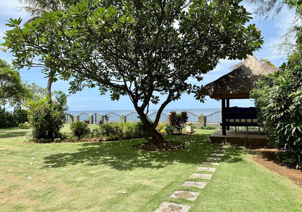 Lokapaksa Villa | Beachfront Villa Nirwana with Private Jacuzzi