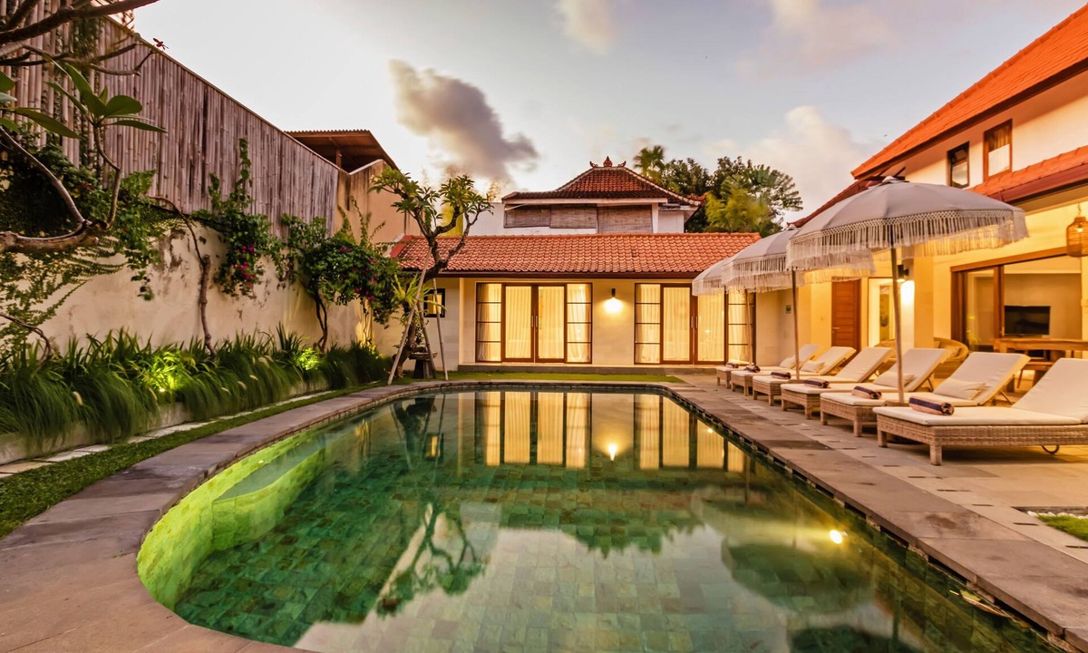 Drupadi Villa | BRAND NEW 5 BR with Enclosed Living 2 mins to Eat Street