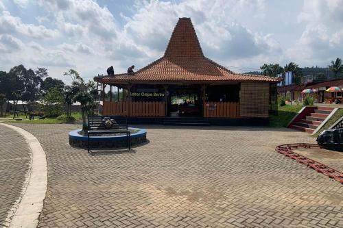 Banyumas Hotel | Capital O 93437 Embung Banteran CottageNearLapangan Banteran