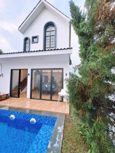 Parongpong Villa | Casa de Garde - 3 King Bedroom Lembang with pool