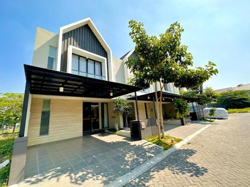 Surabaya House | Charming 4BR House in Northwest Park, West Surabaya by Le Ciel Hospitality