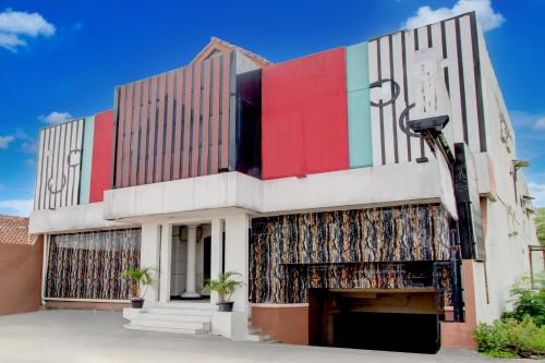 Depok Hotel | Collection O near Maguwoharjo Stadium formerly Graha Ngaso