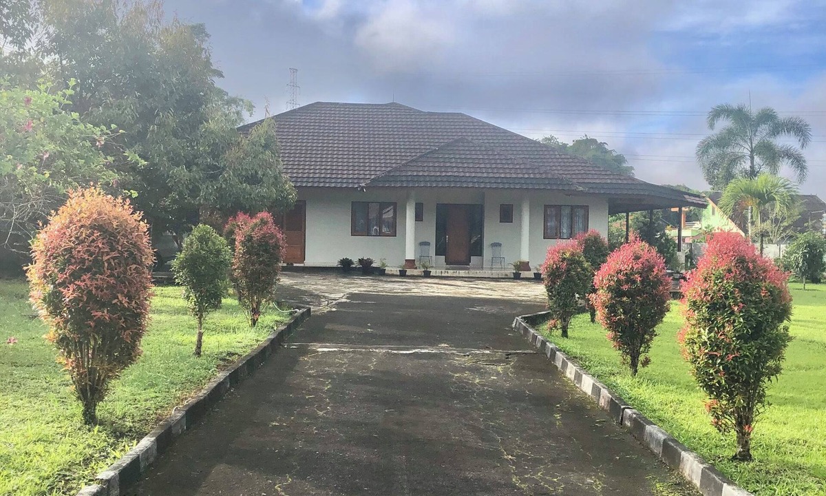 Tomohon Bed & Breakfast | Cozy place to stay in Tomohon City. Close to the Resto & Cafe. Separate access.