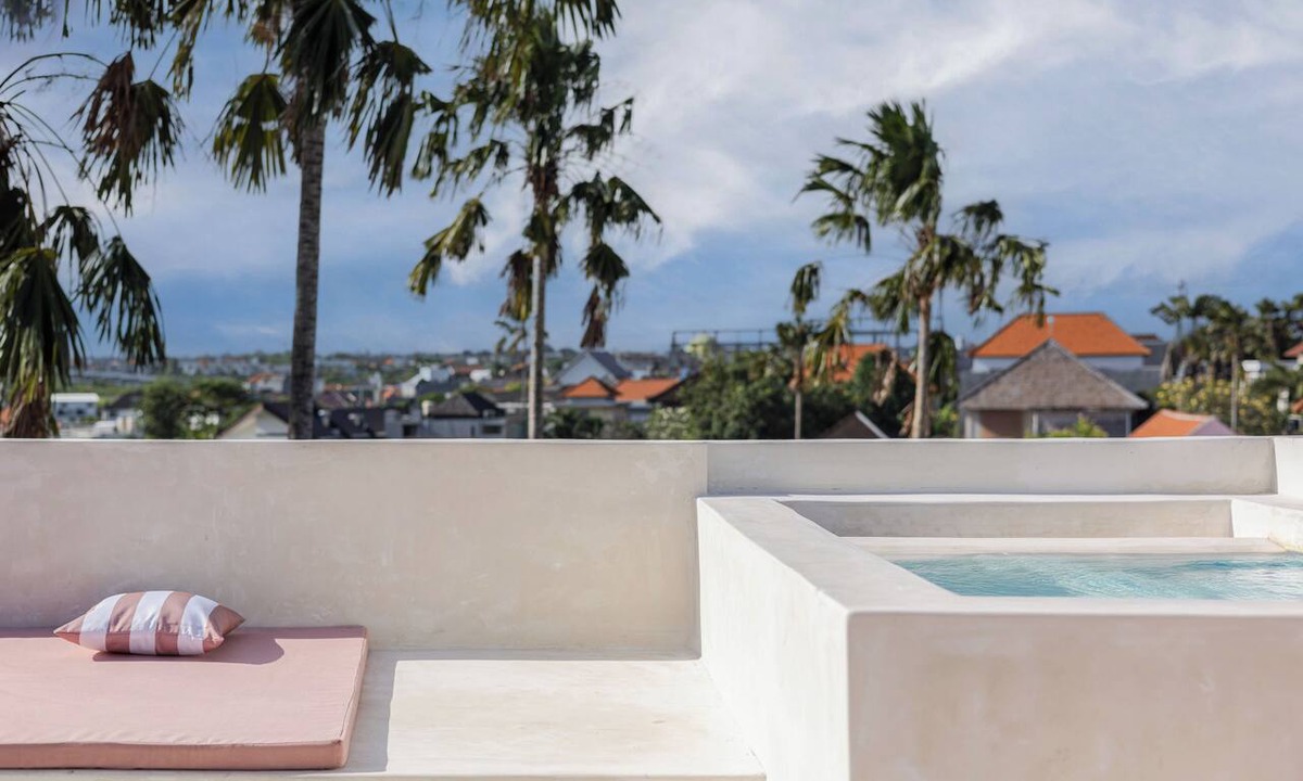 Berawa Hotel | Cozy room with a private bathroom at Casa Hotel in Canggu.
