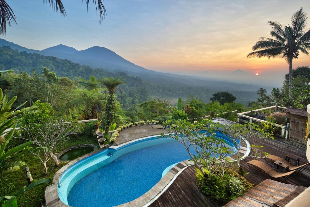 Penebel Bed & Breakfast | DWan Tea Mountain Side
