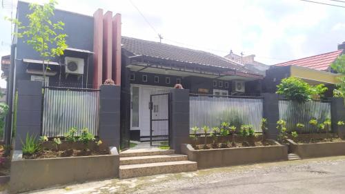 Purwokerto House | Endah Homestay Syariah