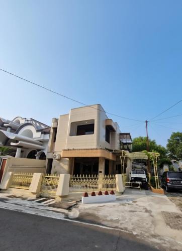 Banjarsari House | Galareka House 2 - with 4 bedrooms in Solo Center