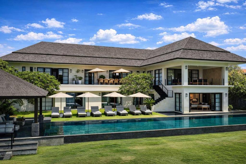 Berawa Villa | Grand Villa Puri Padi - prime Canggu beach location, 25x5 infinity Pool!