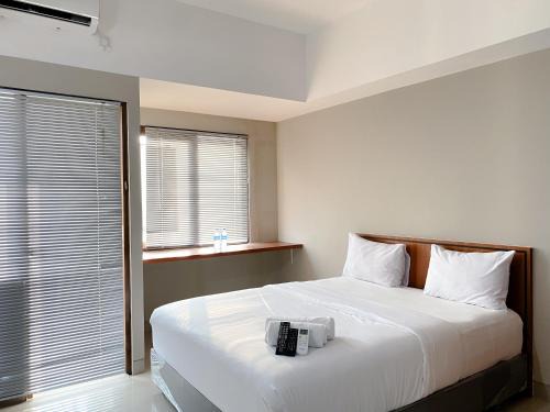 Duren Sawit Apartment | Homey and Minimalist Studio Gateway Park LRT City Jatibening Apartment By Travelio