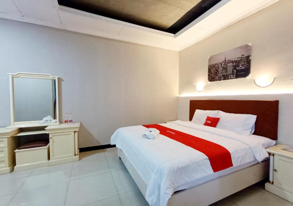 Pekalongan Hotel | Hotel Istana Syariah Pekalongan by Hello Room