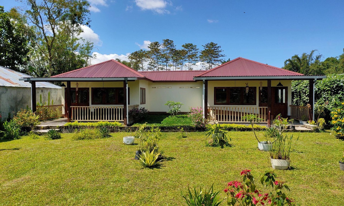 Tomohon Cottage | Ilasan cottage cozy place to enjoy en relax in our garden enjoy. Mountain view.