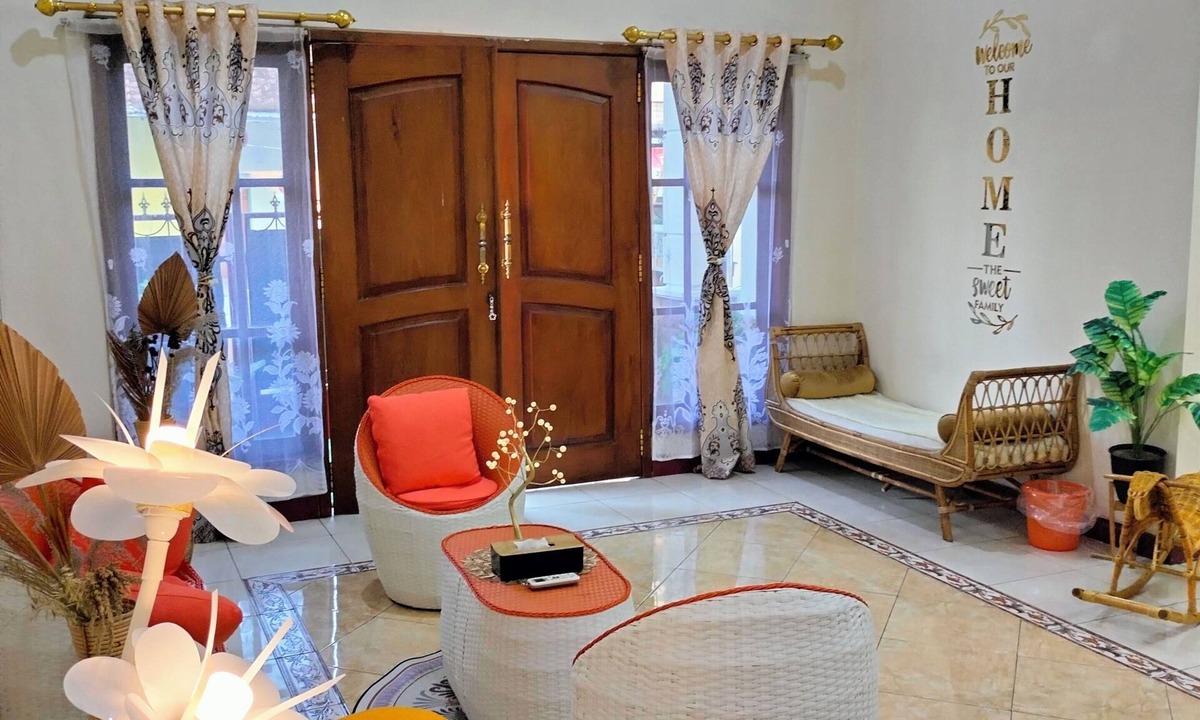 Madiun House | Kaswari Home-entire cozy home, close to Aston, PSC, Sleko & famous attractions.