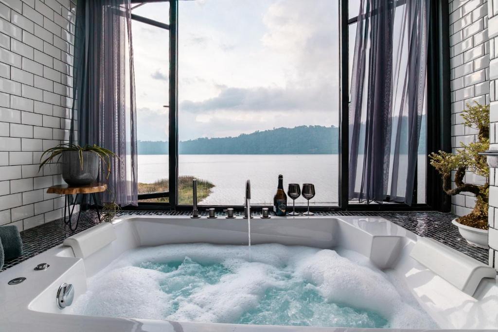 Bedugul Villa | Lake-Front Luxury Villa
