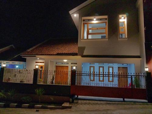 Cilimus House | Lubna Homestay - by Login