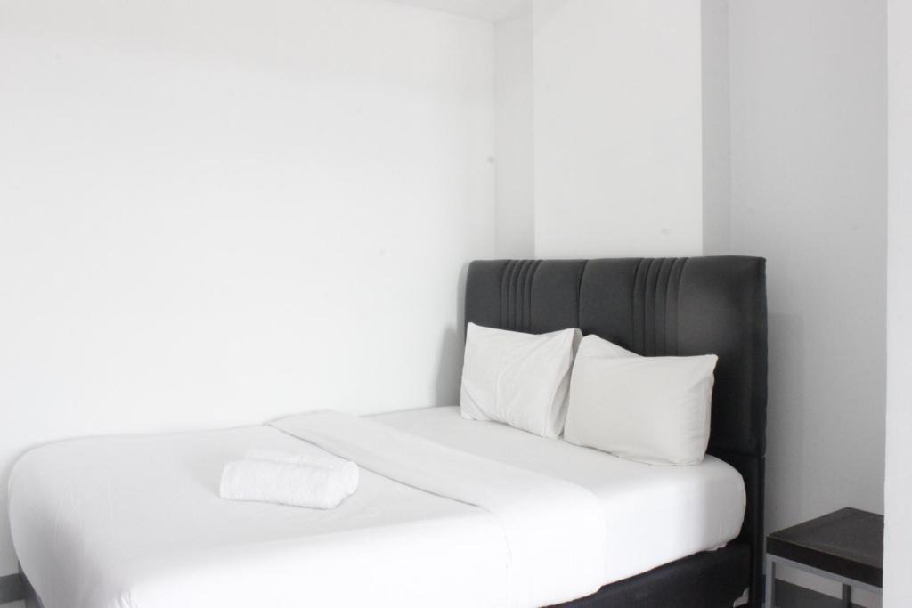 Cibaduyut Apartment | Modern & Spacious 1BR at Mekarwangi Square Apartment By Travelio
