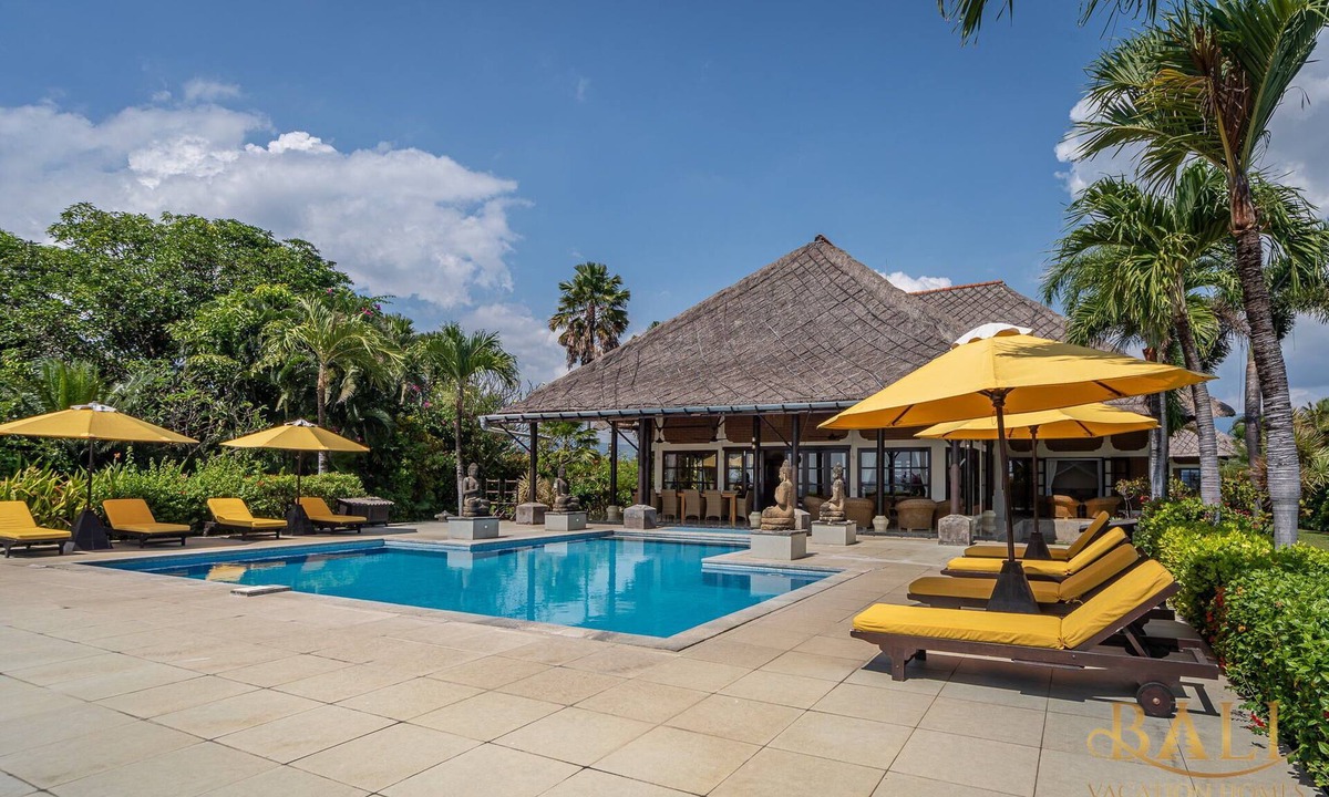 Banjartegehe Villa | Oasis of Luxury and Lush Tropical Gardens!