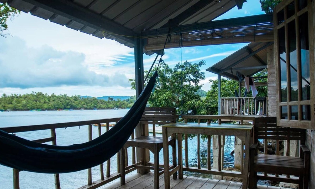 Sabang House | Olala Café & Bungalows has a great location, right on the sea.