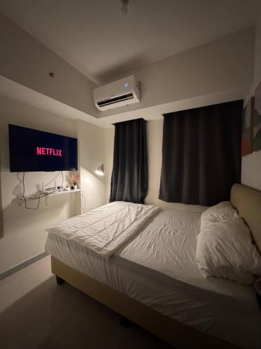 Old Jakarta Apartment | Osaka Resort at Osaka Apt PIK2 with Smart 4K TV, Free Wifi, and Hot Water