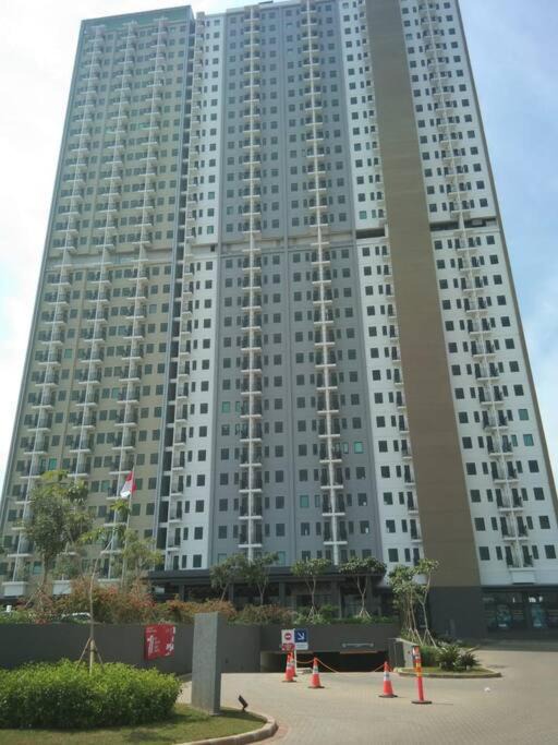 Old Jakarta Apartment | Osaka Riverview Apartment PIK2 dengan kolam renang, gym dan wifi.