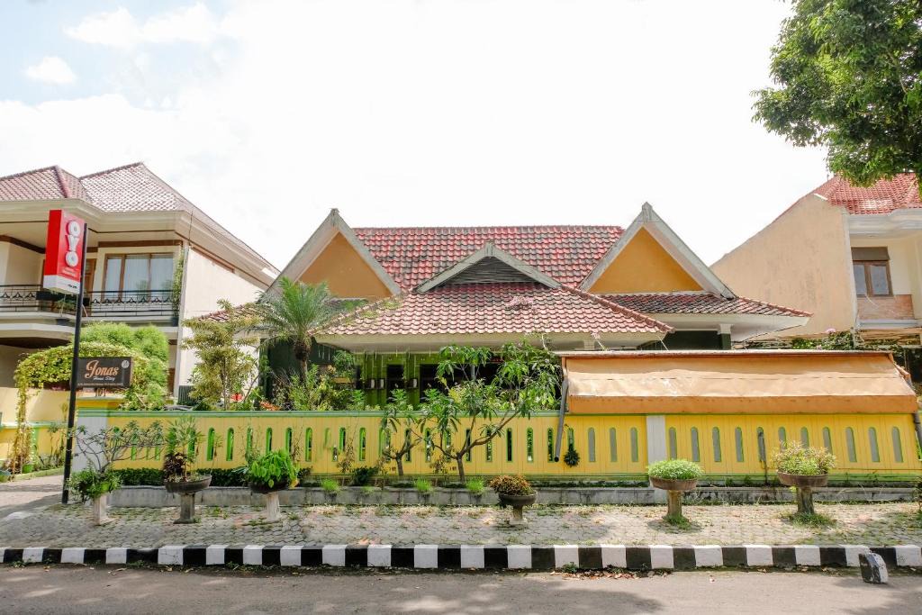 Klojen Hotel | OYO 2772 Jonas Homestay