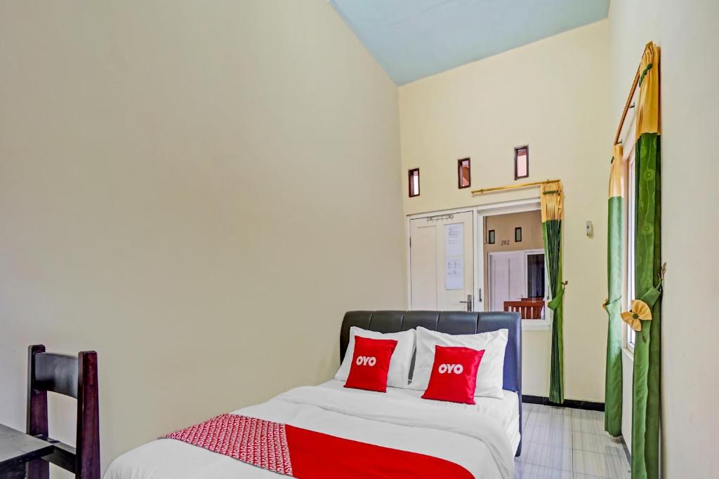 Kepanjen Hotel | OYO 3298 Bromo Guest House Family