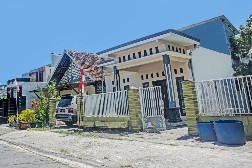 Gresik Hotel | OYO Life 91600 Syariah Army Kost & Homestay