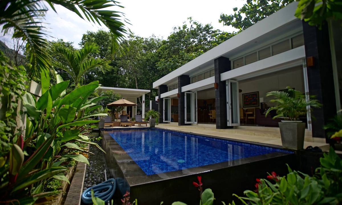 Senggigi Villa | Peaceful private villa at the border of a national park