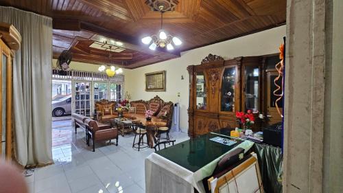 Padang House | Penginapan Bunga Sonsang Padang Syariah