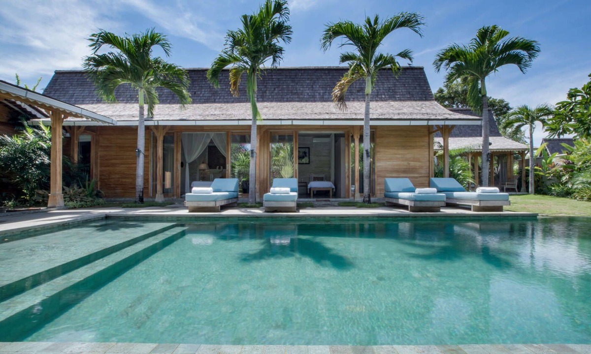 Kerobokan Villa | Picture Relaxing Beside Your Private Pool in Kerobokan, Bali Villa 2007