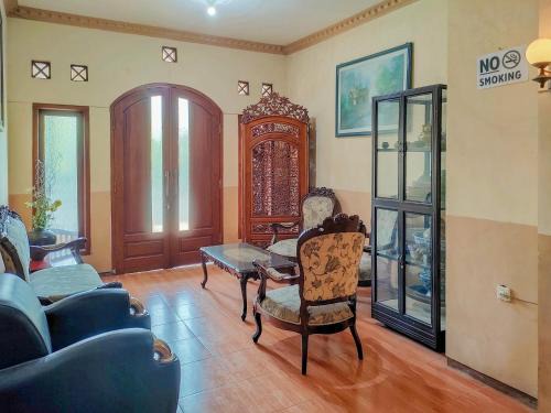 Ngaglik Hotel | RedDoorz Near Alun Alun Kota Wisata Batu