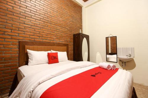 Depok House | RedDoorz near AMIKOM Yogyakarta 2