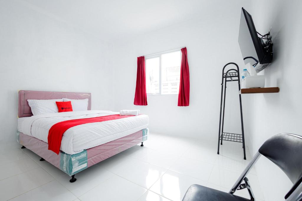 Menteng Hotel | RedDoorz near Jalan Cikini