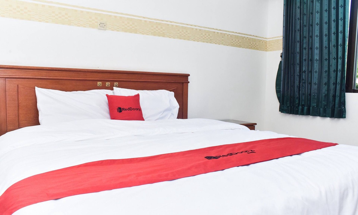 Suko Manunggal Hotel | RedDoorz near Lenmarc Mall Surabaya