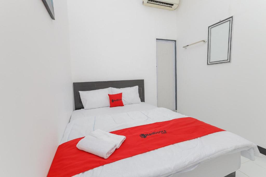Wonokromo Hotel | RedDoorz near Mayapada Hospital Surabaya