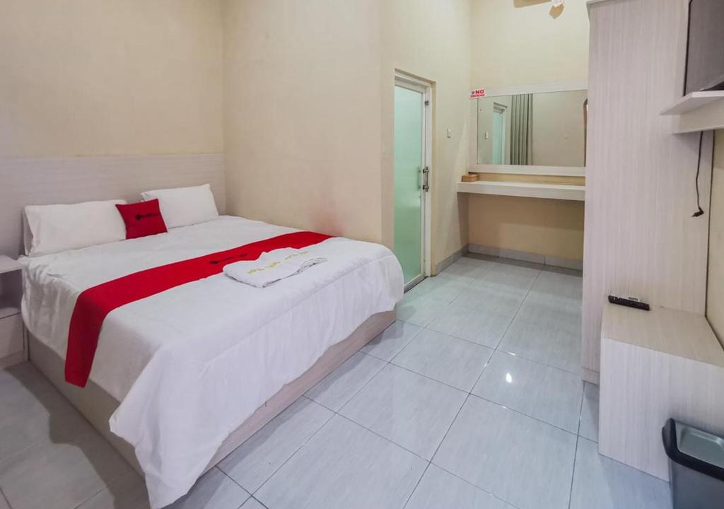 Pacitan Hotel | RedDoorz near Pantai Pancer Door Pacitan