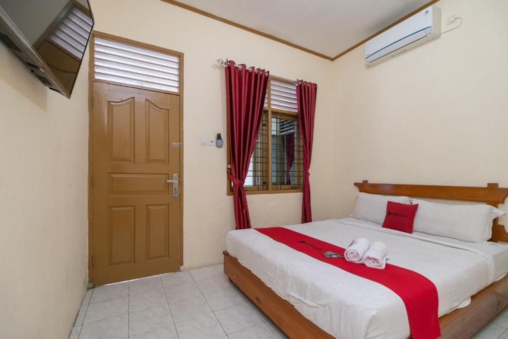 Pekanbaru Hotel | RedDoorz near RS Awal Bros Sudirman Pekanbaru
