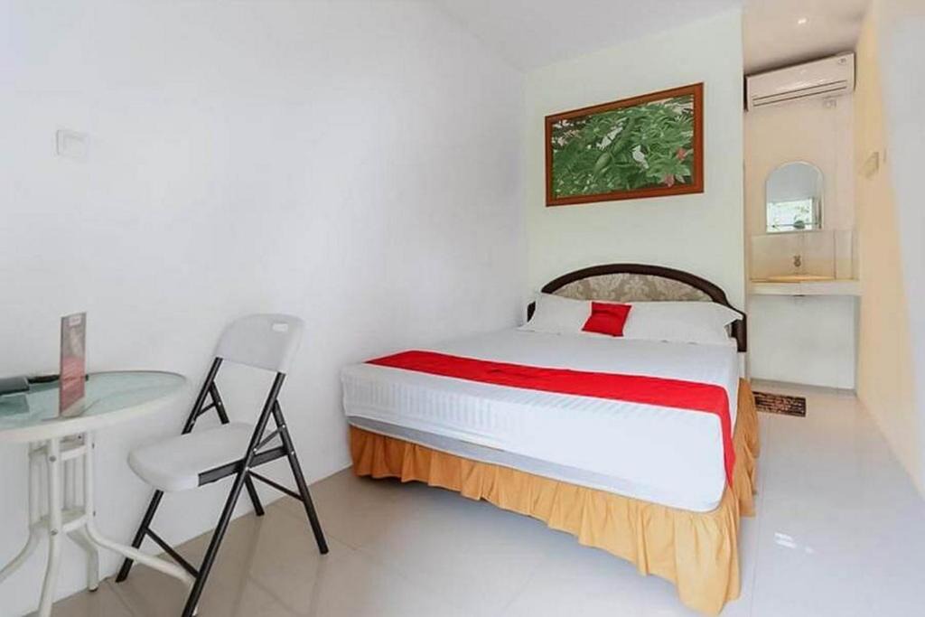 Depok Hotel | RedDoorz near RS Mitra Keluarga Depok