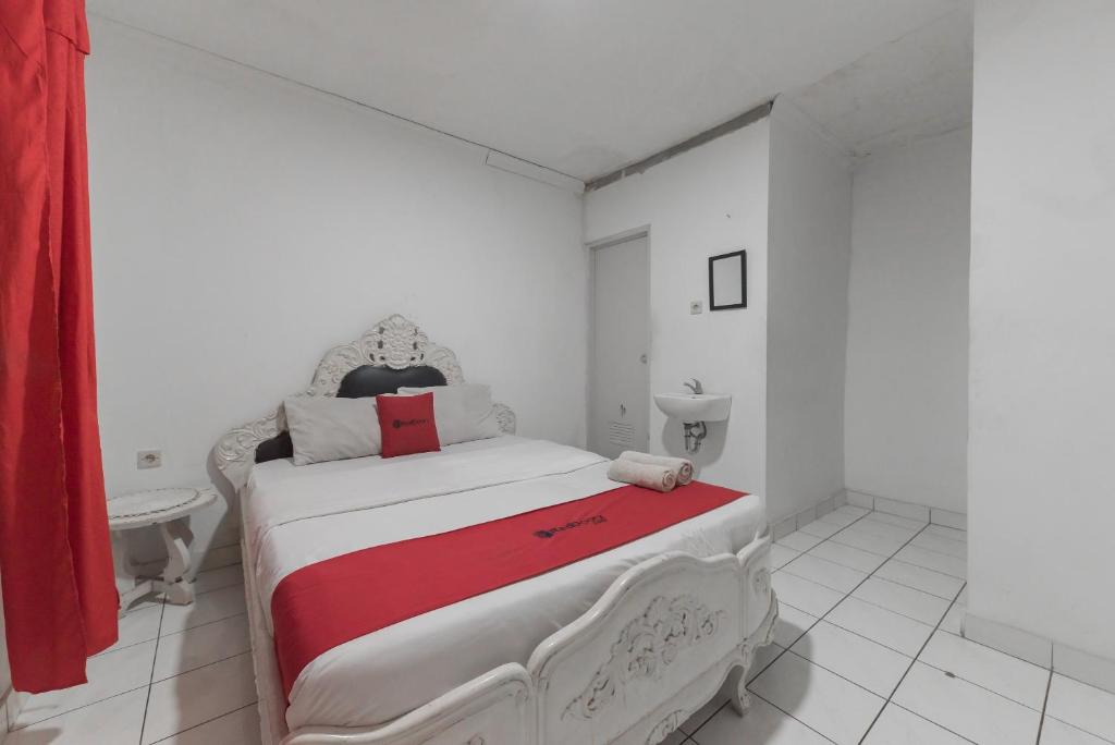 Cianjur Hotel | RedDoorz near Terminal Pasir Hayam Cianjur