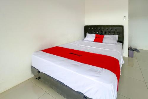 Pameungpeuk Hotel | RedDoorz Plus at Erbysa 4 Pantai Sayang Heulang Pamengpeuk Garut