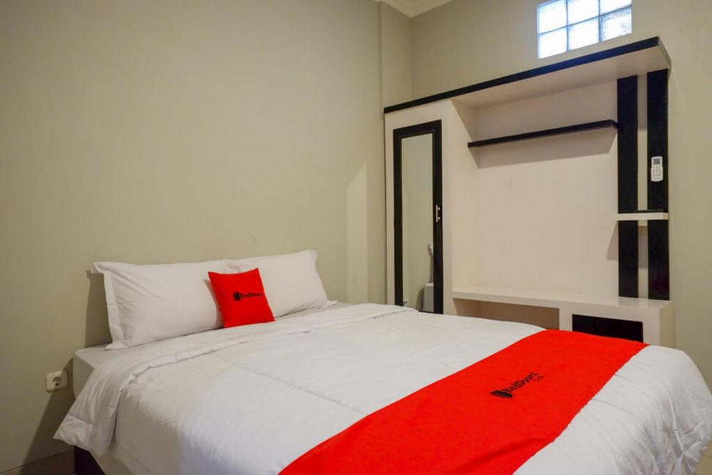 Pogung Lor Hotel | RedDoorz Plus near Jogja City Mall 5