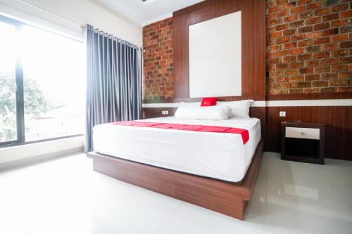 Medan Hotel | RedDoorz Plus near Kualanamu Airport Medan