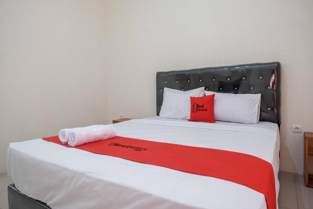 Dieng Hotel | RedDoorz Plus Syariah at Hotel Indonesia Kajen