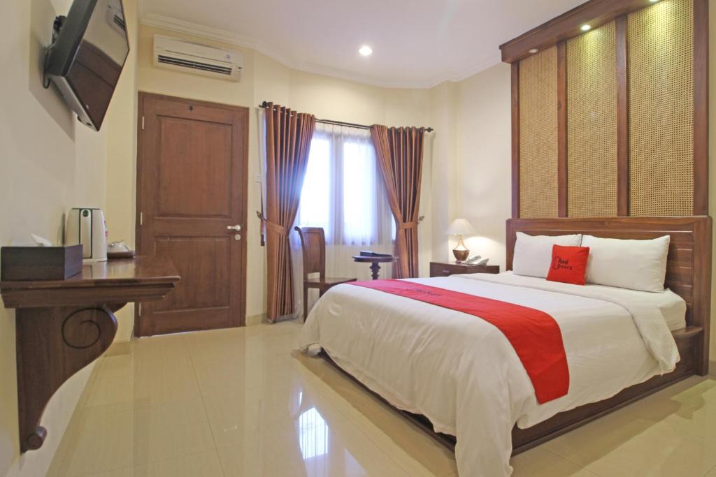 Laweyan Hotel | RedDoorz Premium At The Garden Suites Solo