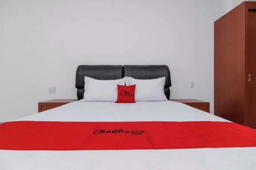 Jakarta House | RedDoorz Premium near Stasiun Lenteng Agung