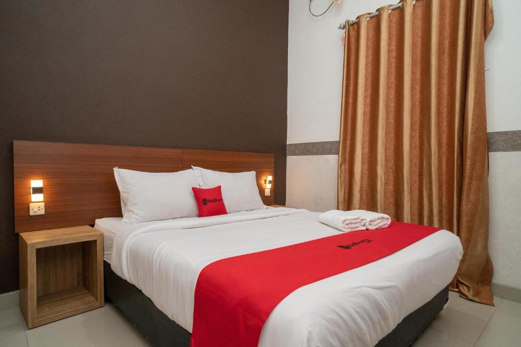 Bekasi Hotel | RedDoorz Syariah near Kota Cinema Mall Jatiasih