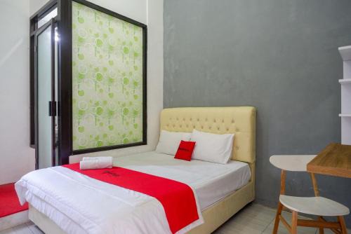 Kajen Hotel | RedDoorz Syariah near Alun Alun Kajen