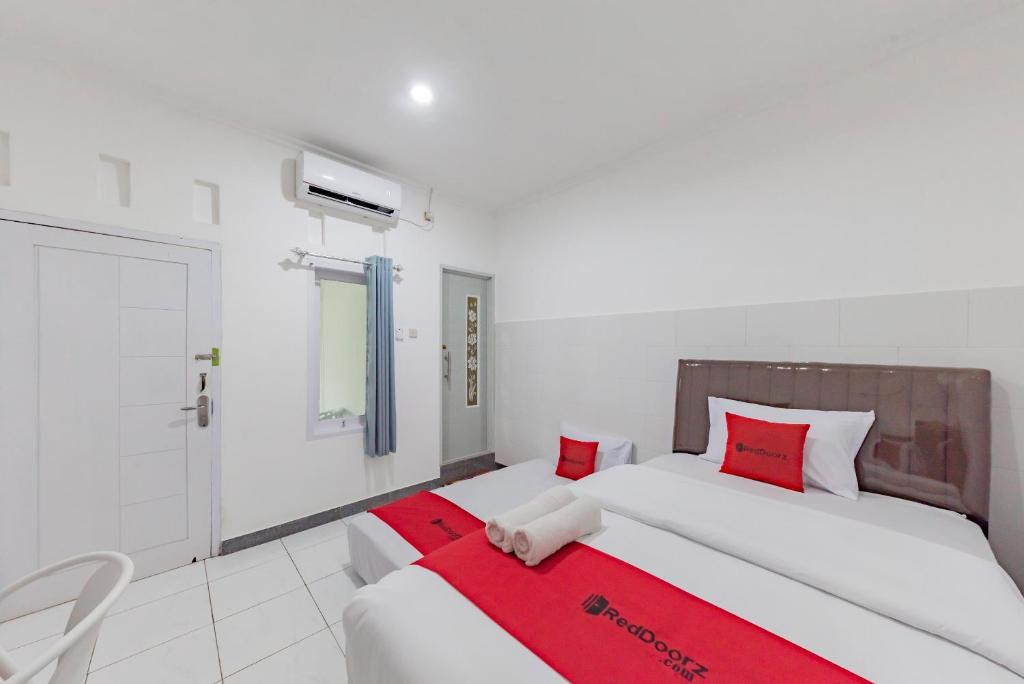 Babakan Hotel | RedDoorz Syariah near Alun Alun Ciledug Cirebon