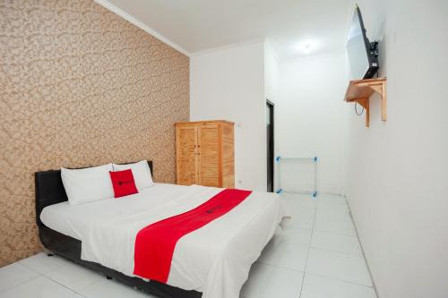 Bekasi House | RedDoorz Syariah near Jatisampurna Hospital